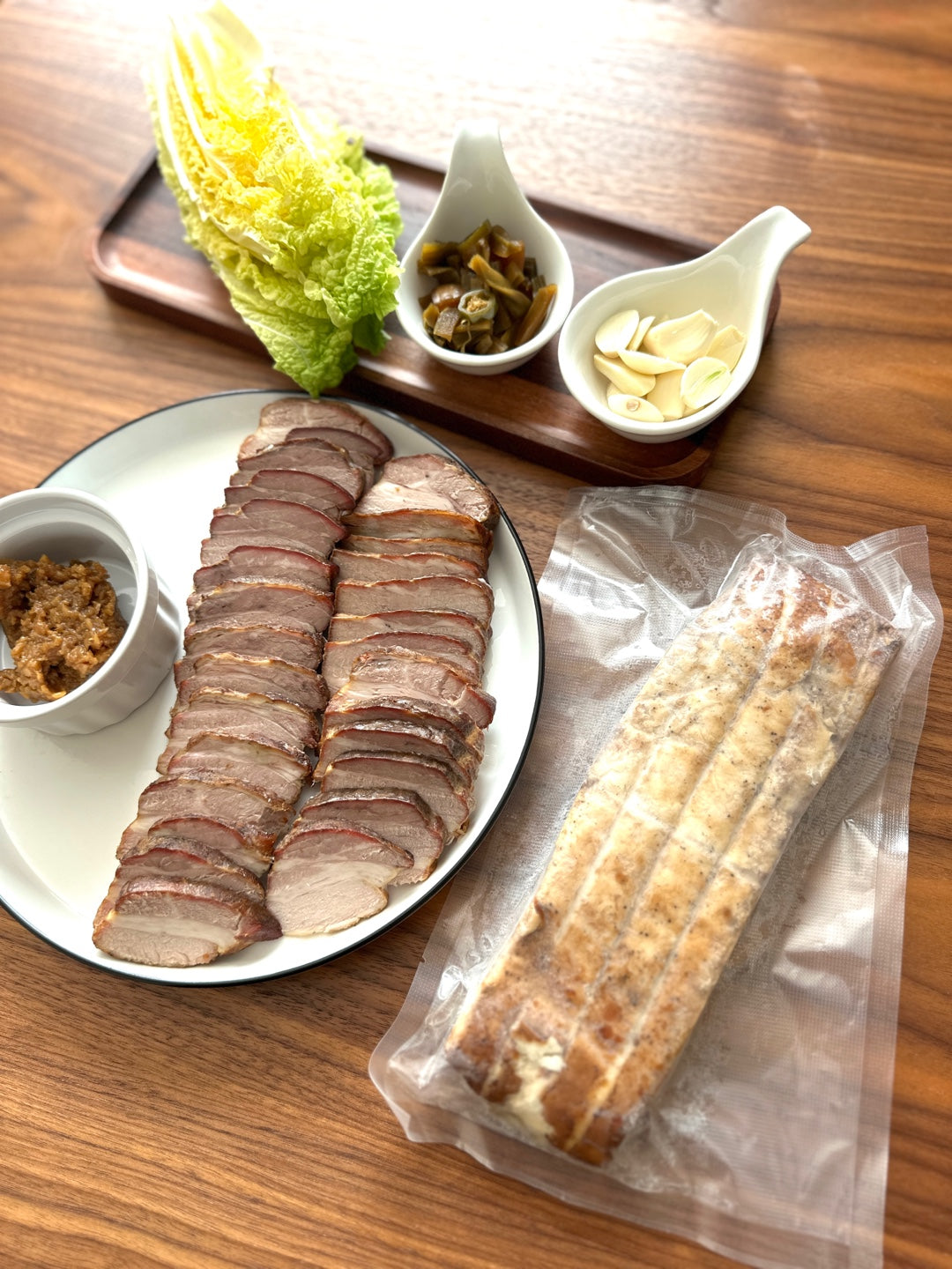 수제훈제 보쌈세트 (수제훈제보쌈+마늘소스+명이나물)